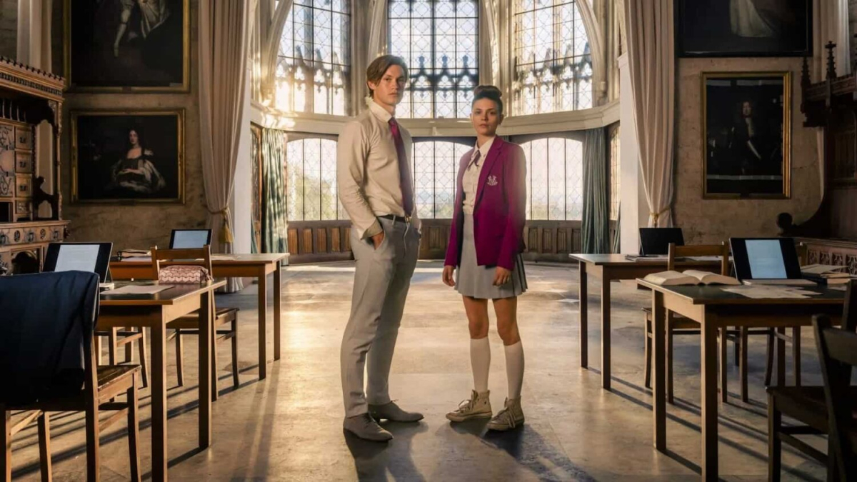 მაქსტონ ჰოლი: სამყარო ჩვენ შორის